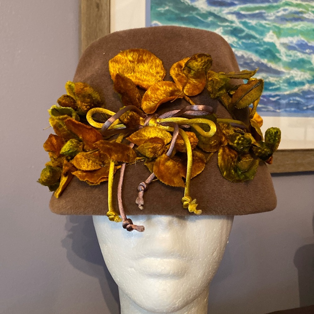 Brown Vtg Union Nannette Cloche style Hat Brown Flower Accent